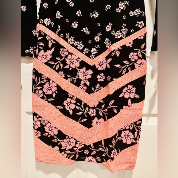 LULAROE DEBBIE DRESS BLACK & BARBIE PINK ROSES & CHEVRON PRINT SIZE XS - Picture 7 of 14